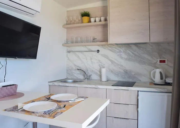 Kamp alanı Glamping Tents And Mobile Homes Trasorka Veli Lošinj