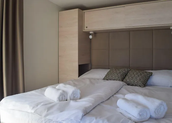 Kamp alanı Glamping Tents And Mobile Homes Trasorka