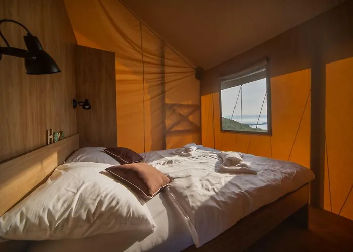Kamp alanı Glamping Tents And Mobile Homes Trasorka *
