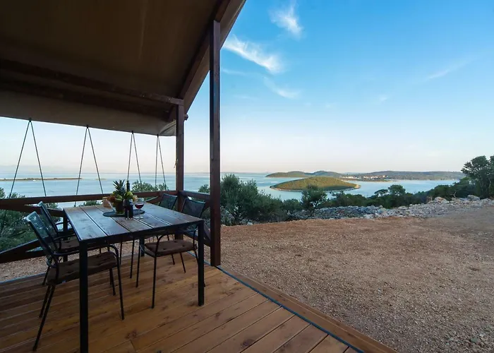 Kamp alanı Glamping Tents And Mobile Homes Trasorka Veli Lošinj