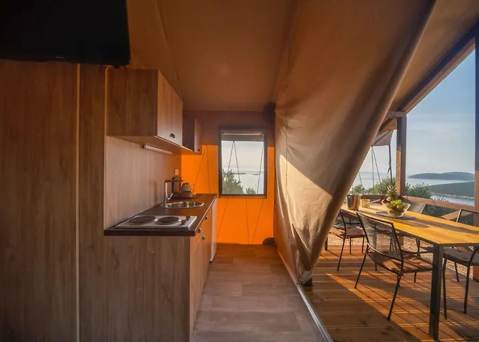 Kamp alanı Glamping Tents And Mobile Homes Trasorka *